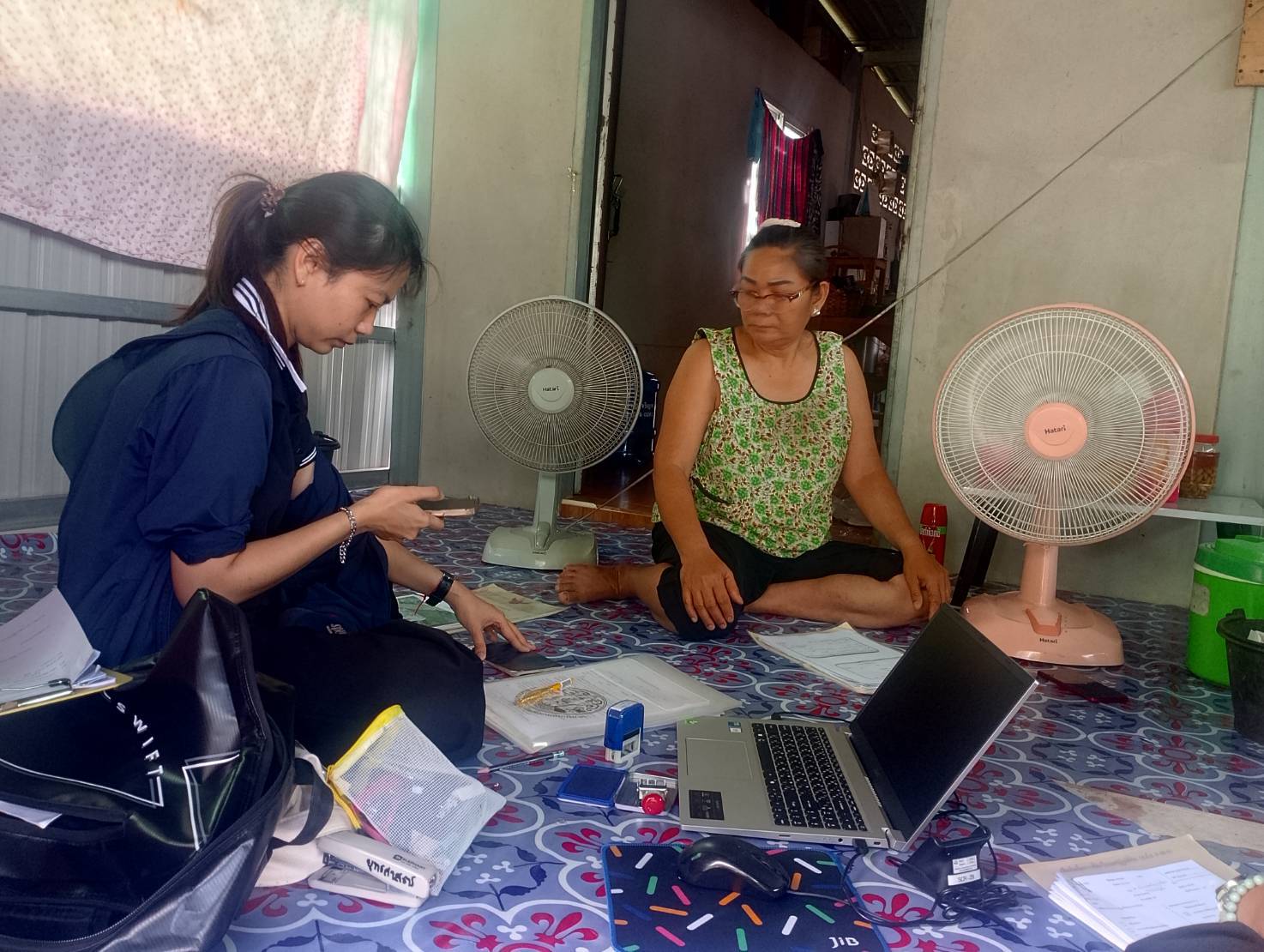 title - เมื่อวันที่ 31 มีนาคม 2569 นายวิทูล ประดิษฐบุญ ปฏิรูปที่ดินจังหวัดปราจีนบุรี นำทีมเจ้าหน้าที่ กลุ่มกฎหมาย ลงพื้นที่เชิงรุกเพื่ออำนวยความสะดวกให้แก่เกษตรกรผู้สูงอายุที่มีความประสงค์จะสละสิทธิ  และขอจัดที่ดินแทนที่ ให้แก่ทายาทเข้าทำประโยชน์